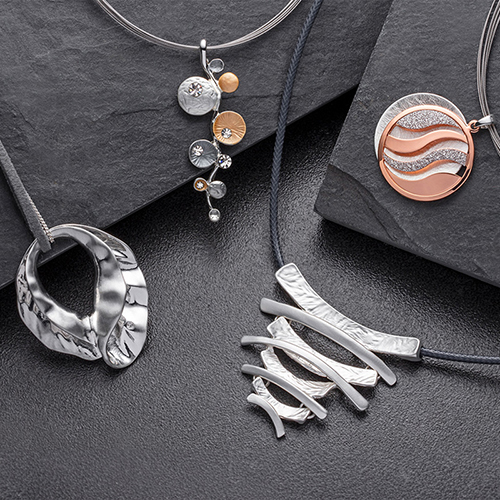 Schmuck (Anhänger) auf schwarzem Hintergrund